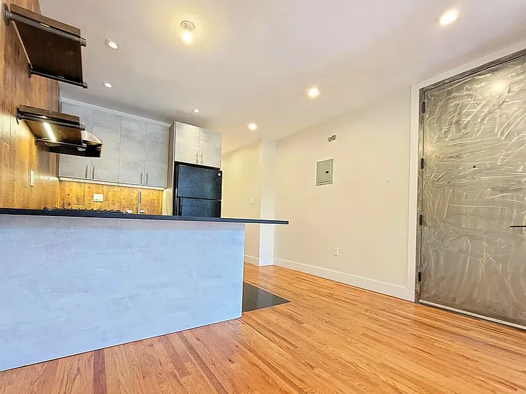 945 Herkimer St #3 — Photo 1