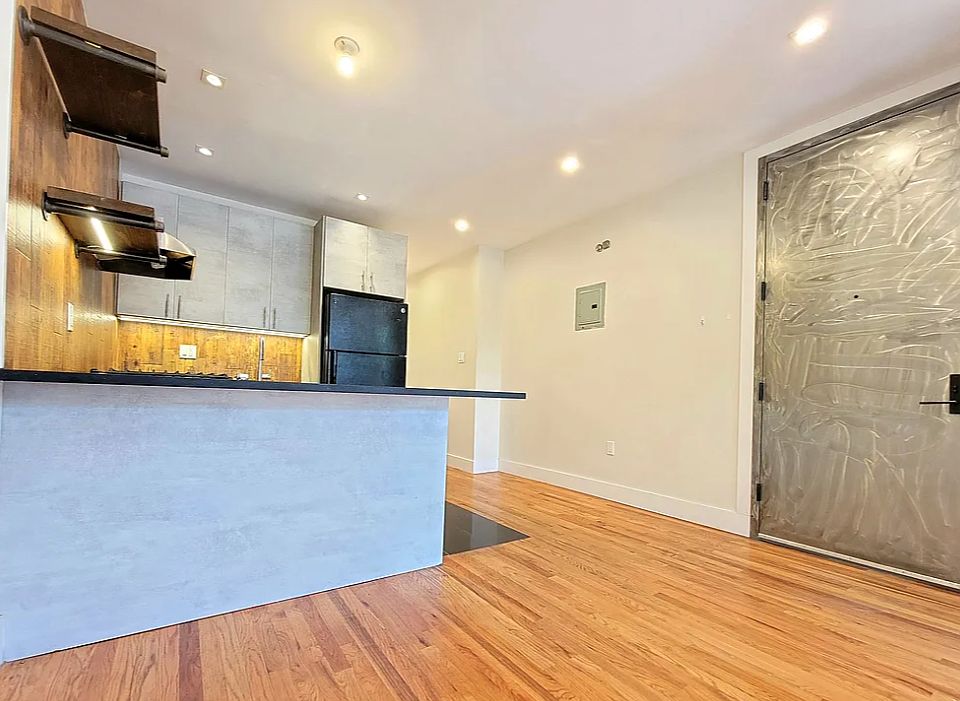 1st image of 945 Herkimer St #3