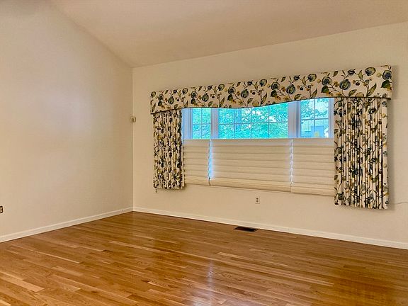 3rd image of 4 Oxford Dr #15