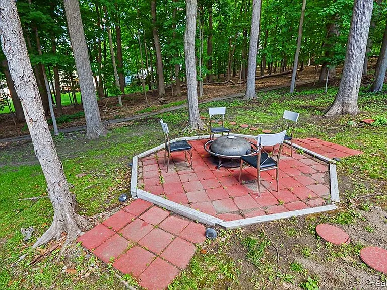 425 Thornridge Ct — Photo 29