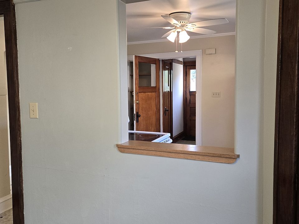 Pass through to dining room