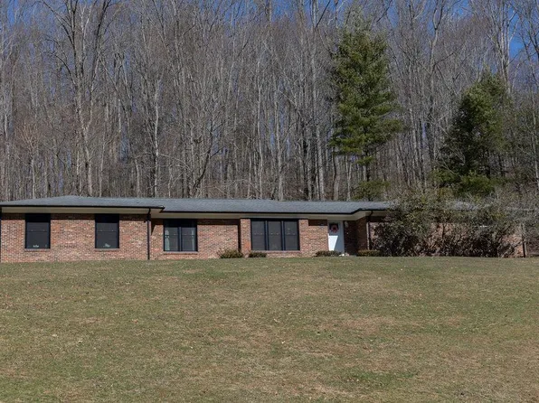 601-601 Fill St, Pounding Mill, VA 24637