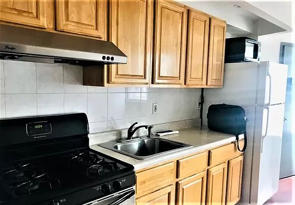 4th image of 25 Pell St APT 5F