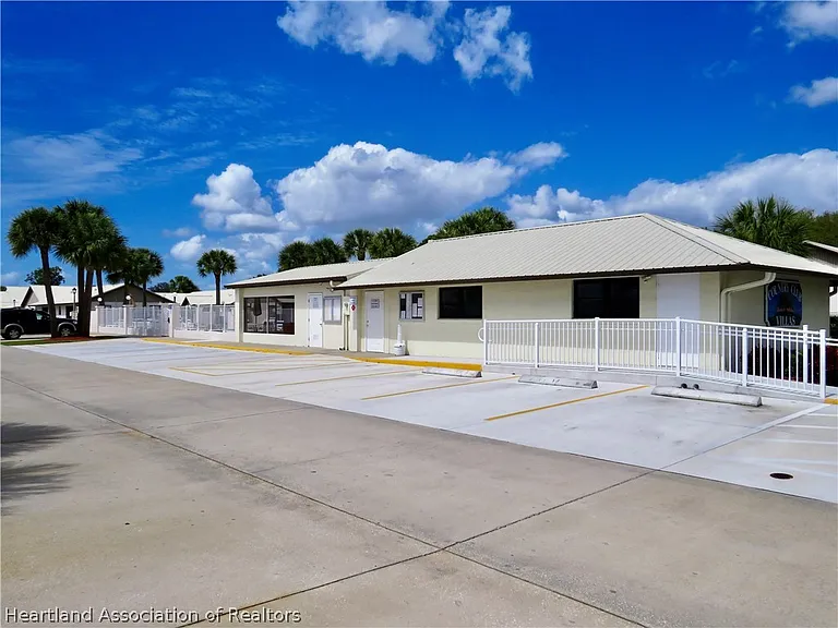 111 E Villaway Rd — Photo 8