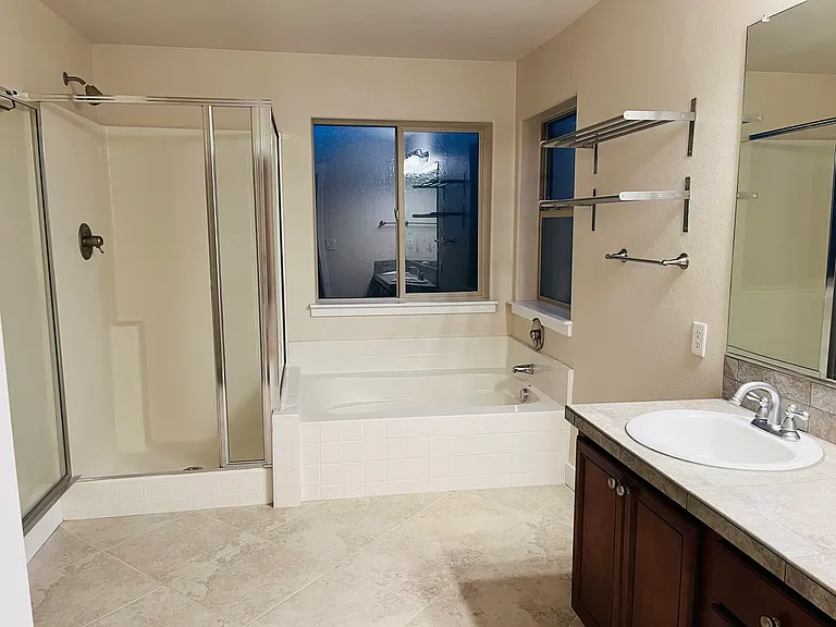 2459 NW Parnell Ter — Photo 5
