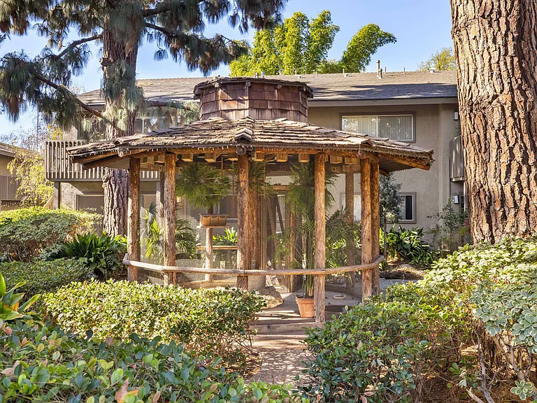 Outdoor bird aviary