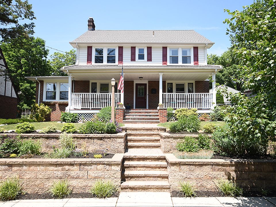 1st image of 11 Colony Dr W