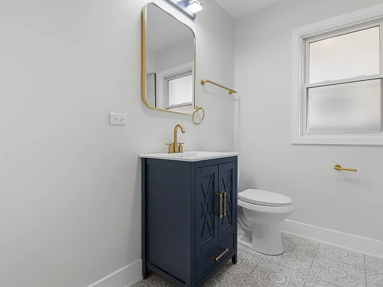 2521 W Farragut Ave #2 — Photo 1