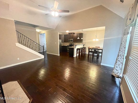 5th image of 6819 Goldfinch Ln