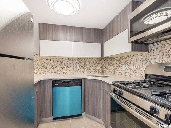 2nd image of 251 W Broadway APT 109