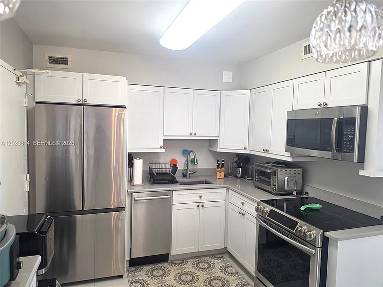 5161 Collins Ave #502 — Photo 8
