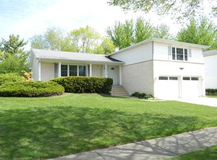 1720 Shorewood Dr W, Hoffman Estates, IL 60192