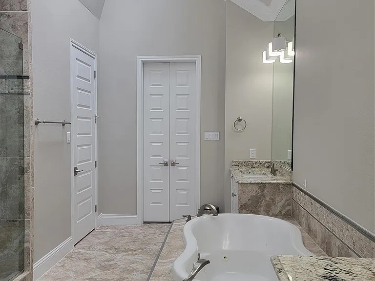 1702 Calumet St — Photo 32