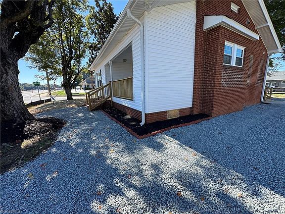 3rd image of 293 Winston Rd