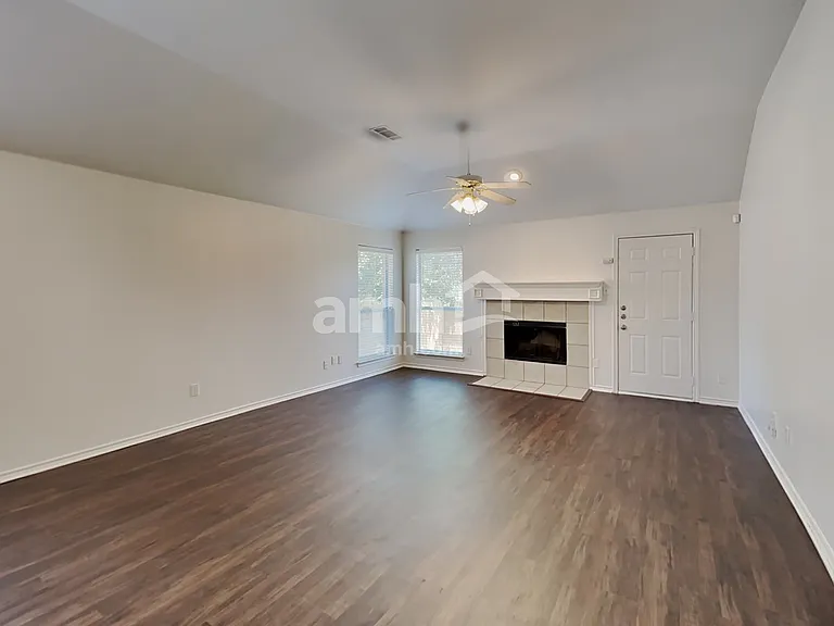 1004 Courtside Dr — Photo 6