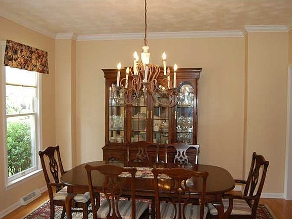 5th image of 1104 Chaucer Dr