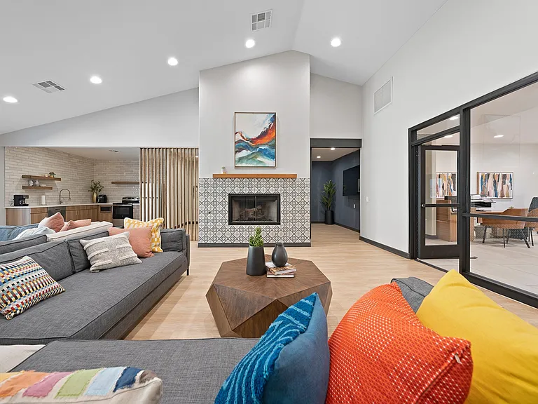 Solas Glendale — Photo 20