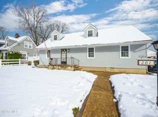 201 8th St, Belford, NJ 07718