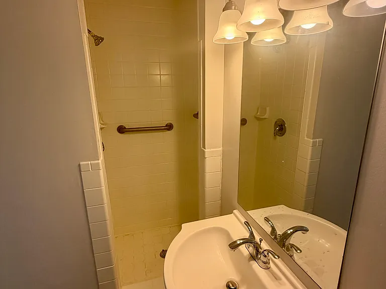 107 Stanley Ter — Photo 33