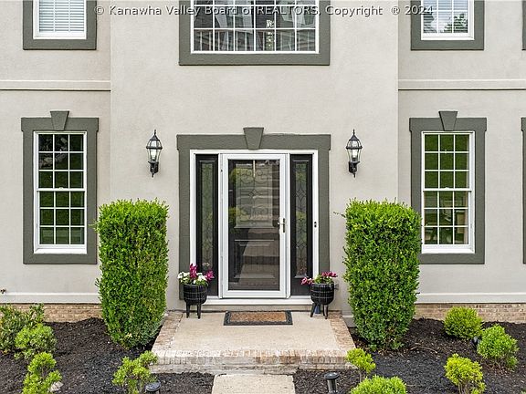 3rd image of 13 Hawkesyard Ln