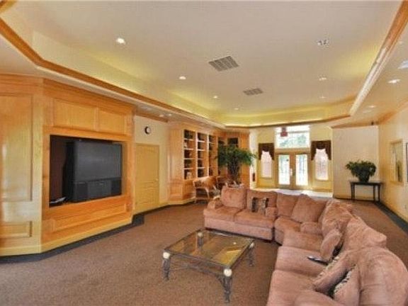 Club House-3