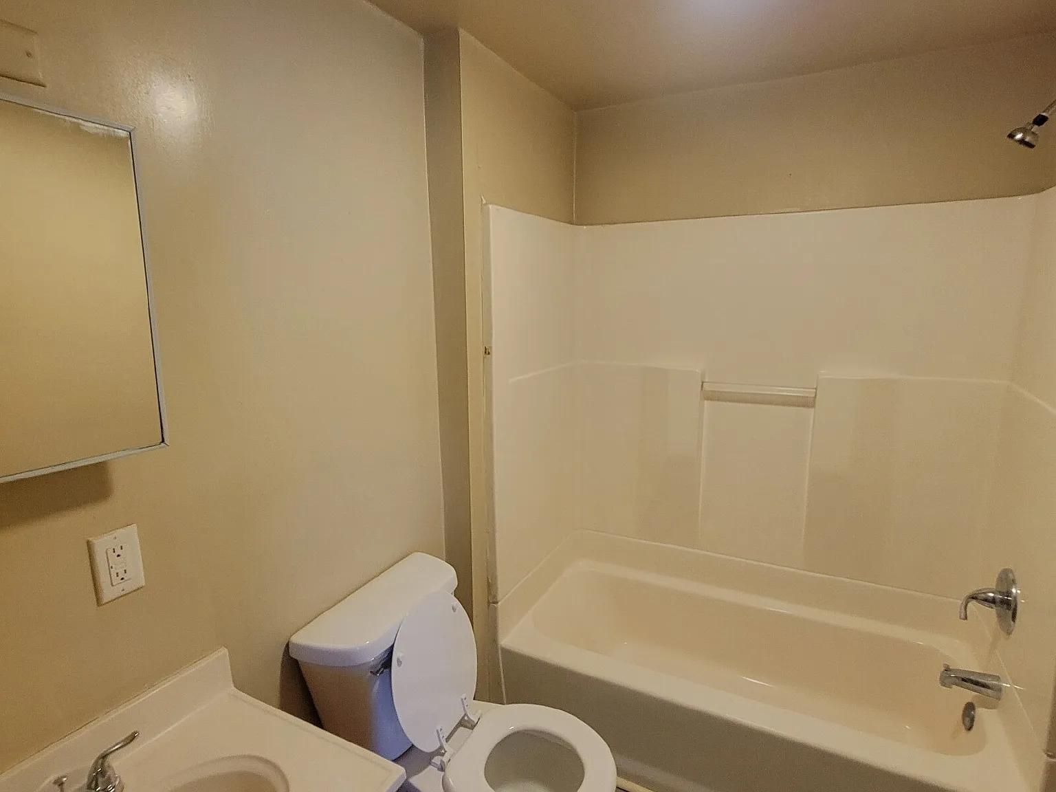 3 bed, 1.0 bath, $895 — Photo 3