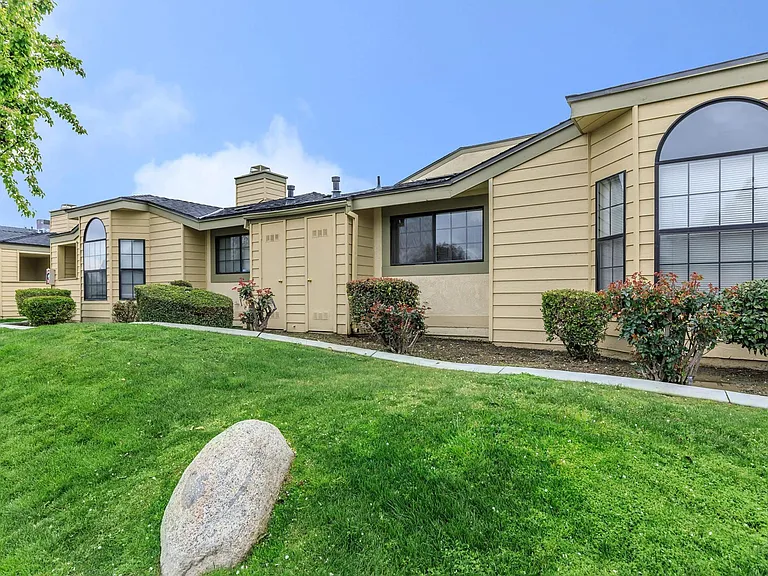 Laurelwood West Villas — Photo 14