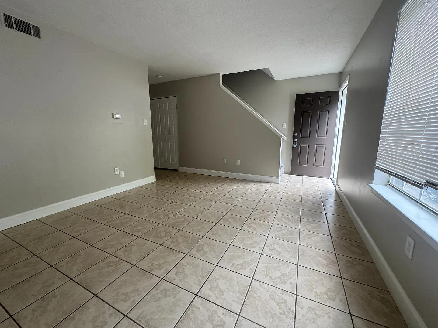 802-806 British Woods Dr - Apartment #25 — Photo 3