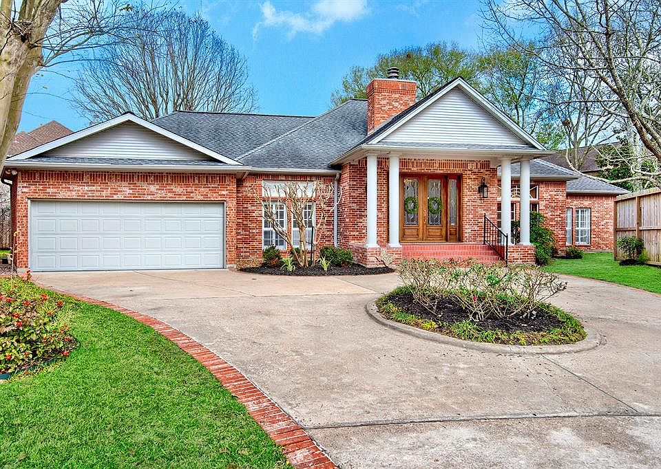 Welcome Home to 18 Pin Oak Estates Court nestled in the heart of Bellaire.