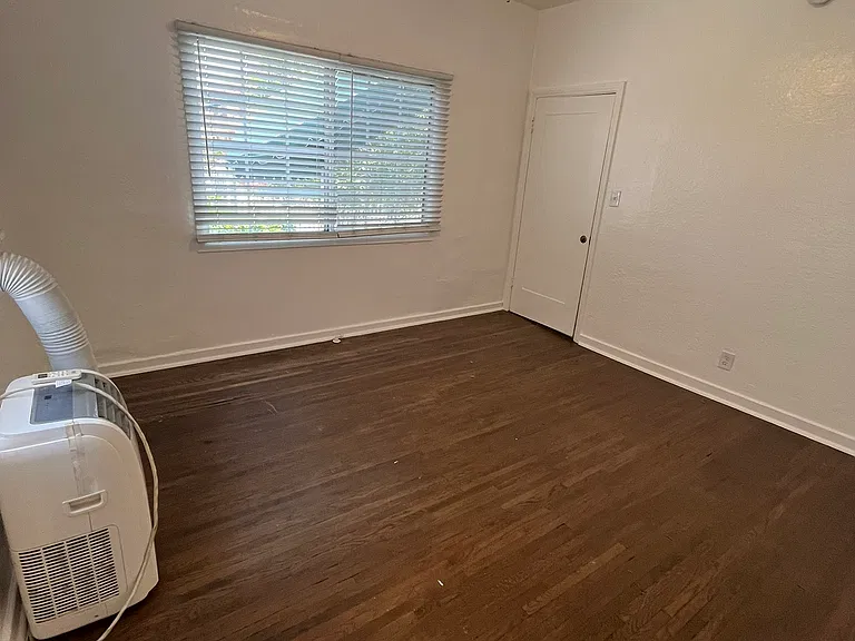 1121 N Kenmore Ave #102 — Photo 11