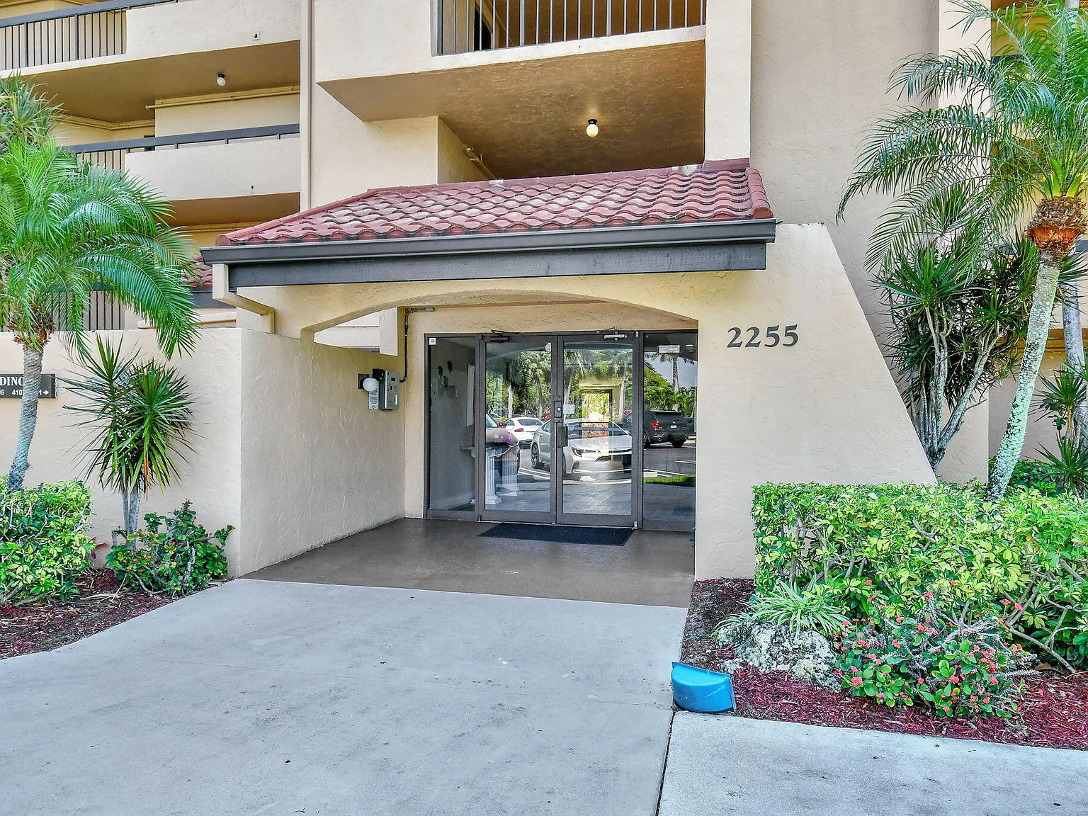 2 bed, 2.0 bath, 1175 sqft, $5,500 — Photo 3