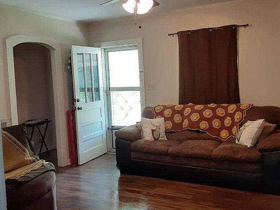 3rd image of 811 Edwards St
