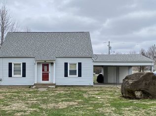 819 S Main St, Clay City, IL 62824