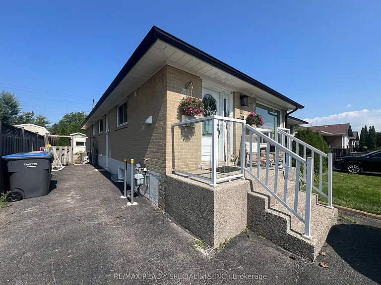1763 Sandgate Cres #LOWER — Photo 1