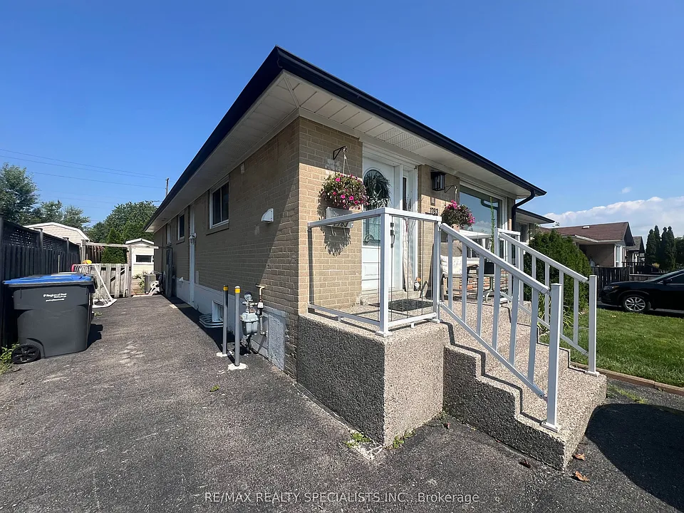 1763 Sandgate Cres #LOWER