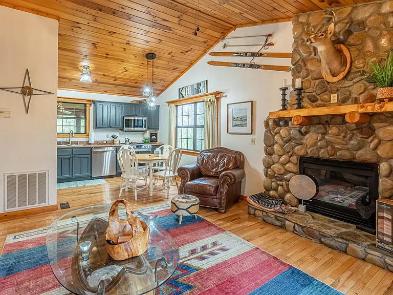 810 Cabin Creek Way — Photo 3
