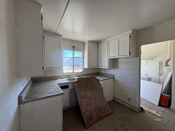 2nd image of 13879 Carson St