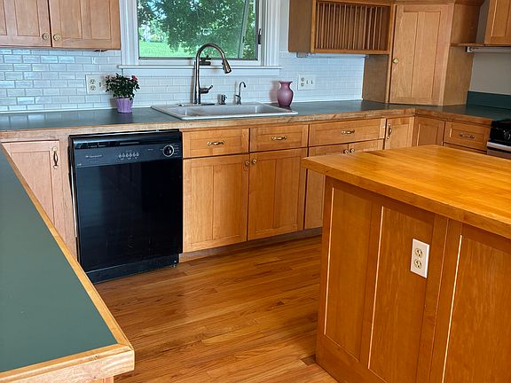 5th image of 251 Browns Ln