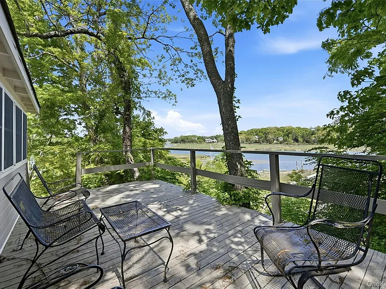 1185 Fleetwood Rd — Photo 2
