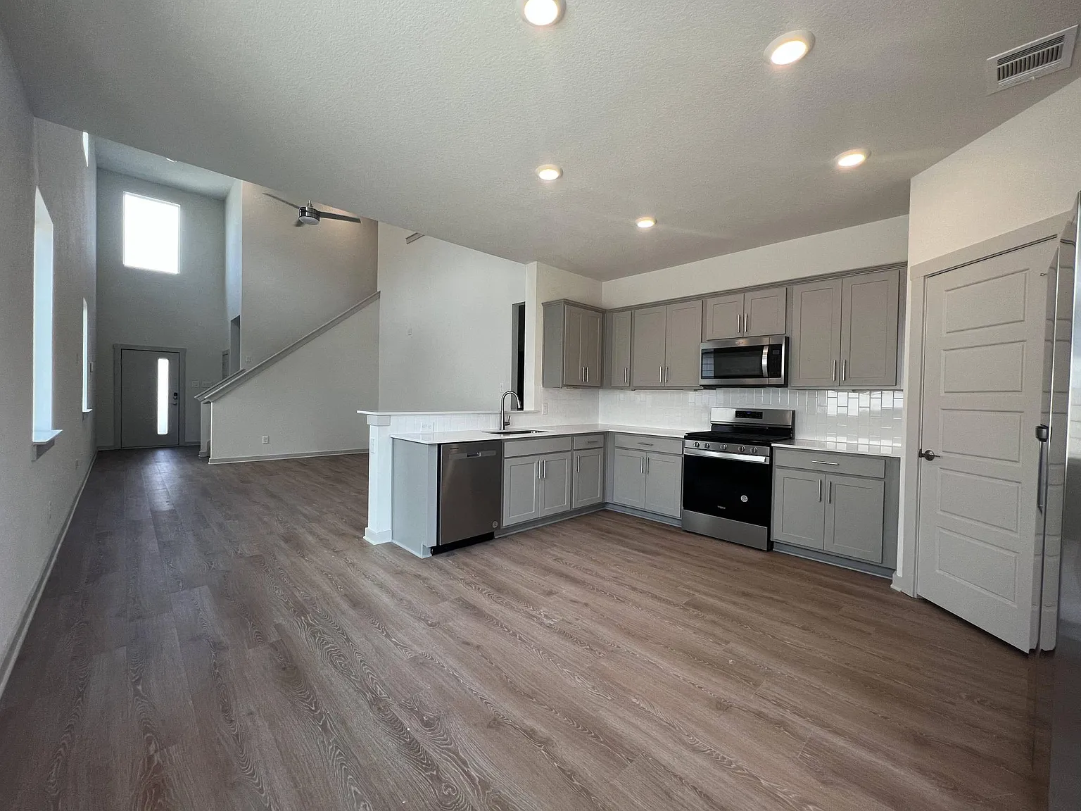3 bed, 1813 sqft, $2,100 — Photo 4
