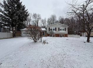 16 Briarfield Dr, Clifton Park, NY 12065