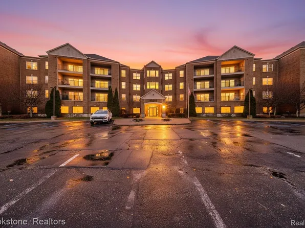 2112 Country Club Dr, Saint Clair Shores, MI 48082