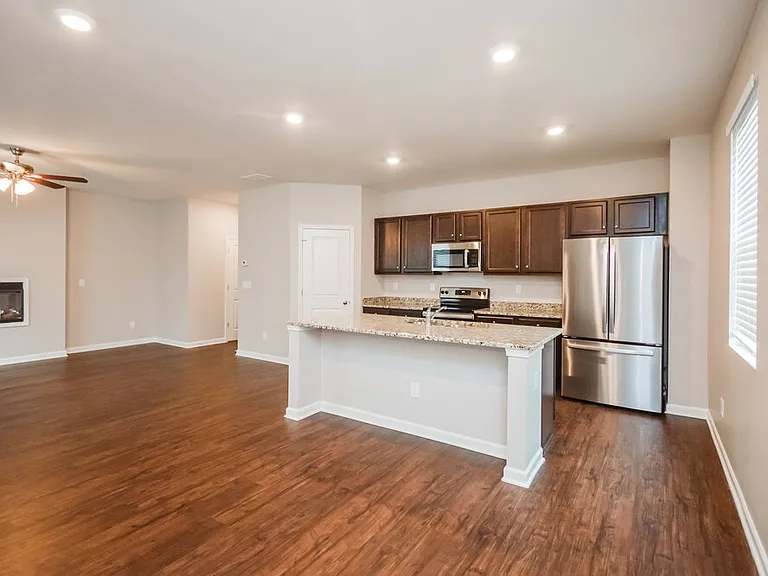 612 Moorings Ave — Photo 7