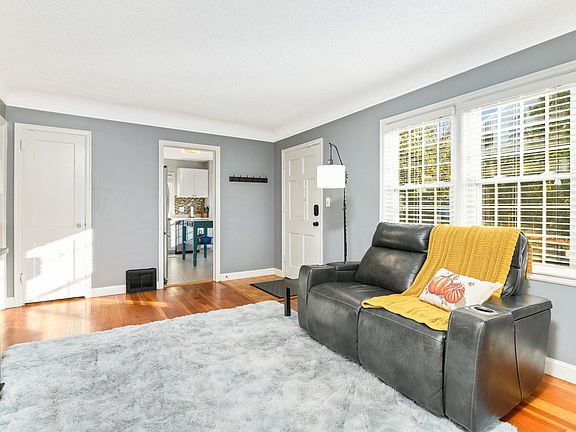 3rd image of 5604 46th Ave S