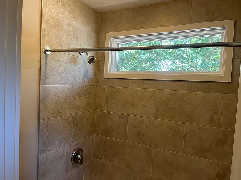 Full Bathroom/Upstairs