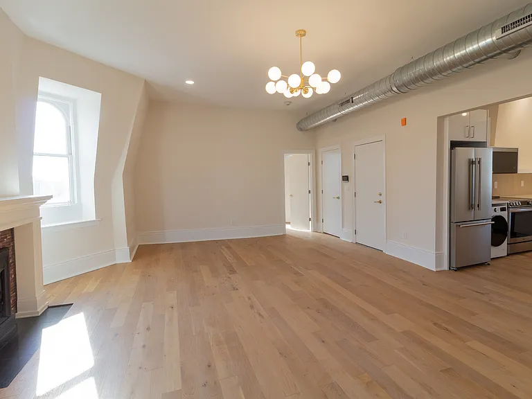 17 N Pearl St #4 — Photo 3