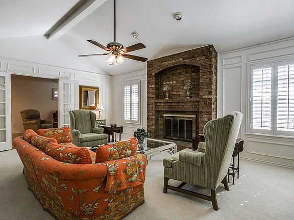 3rd image of 908 Briarcliff Ct