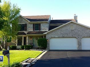 952 McPhee Dr, Lake In The Hills, IL 60156