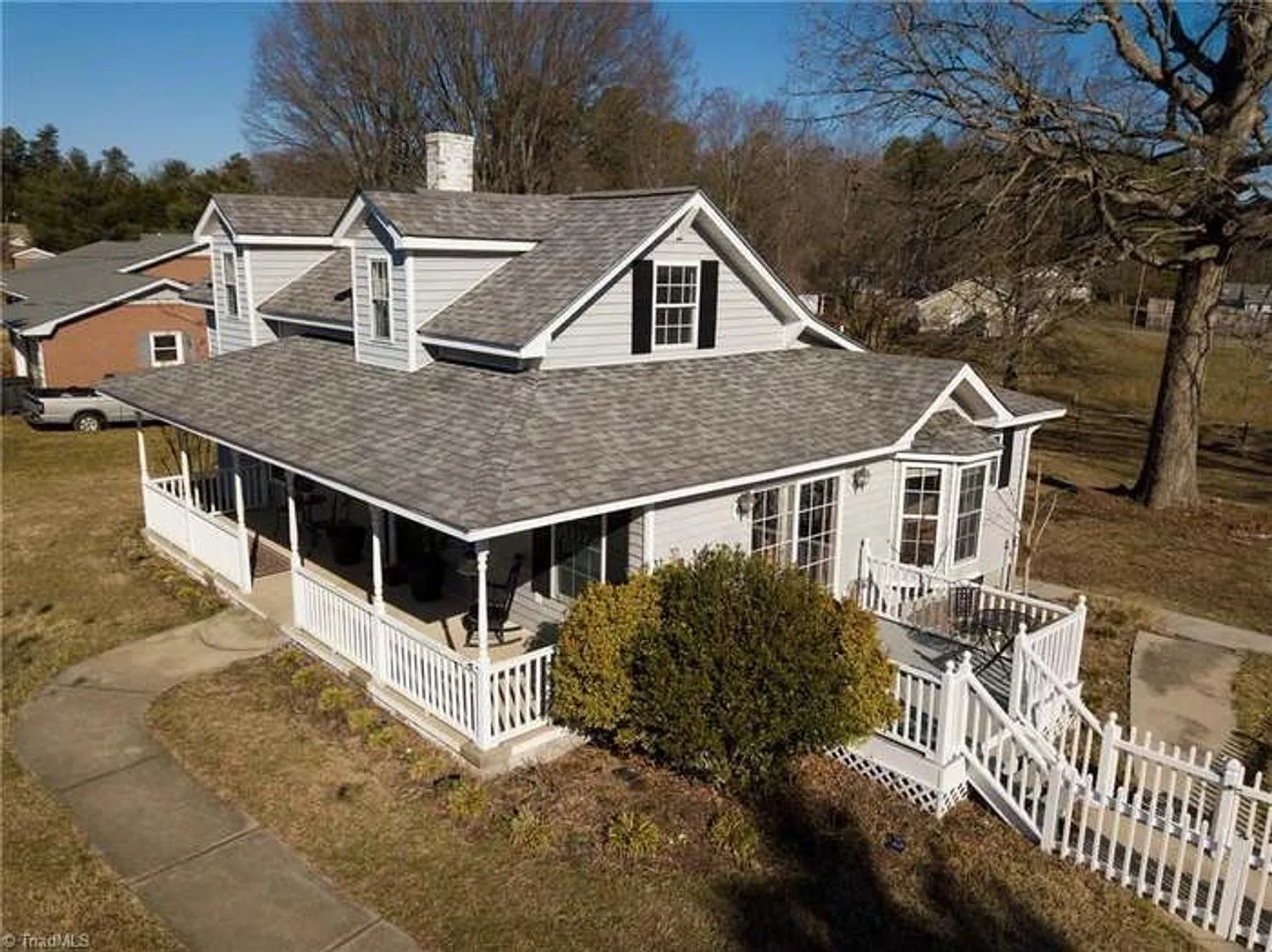Country Style home located in Kernersville — Photo 2