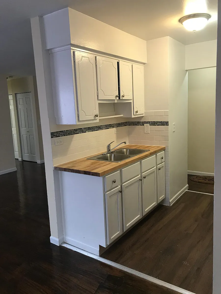 Building Photo - 6030 N Kenmore Ave #217